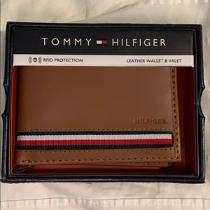 BRAND NEW Tommy Hilfiger brown leather wallet